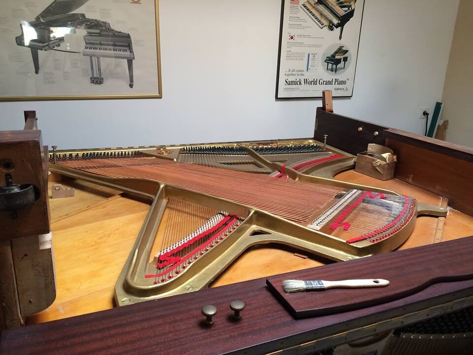Piano à queue en cours de réparation dans l’atelier Ubico Musique à Dax