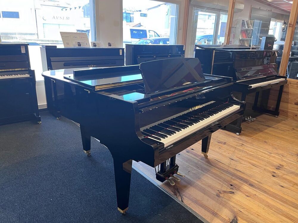 Piano à queue Kawai dans la salle des pianos du magasin de Dax