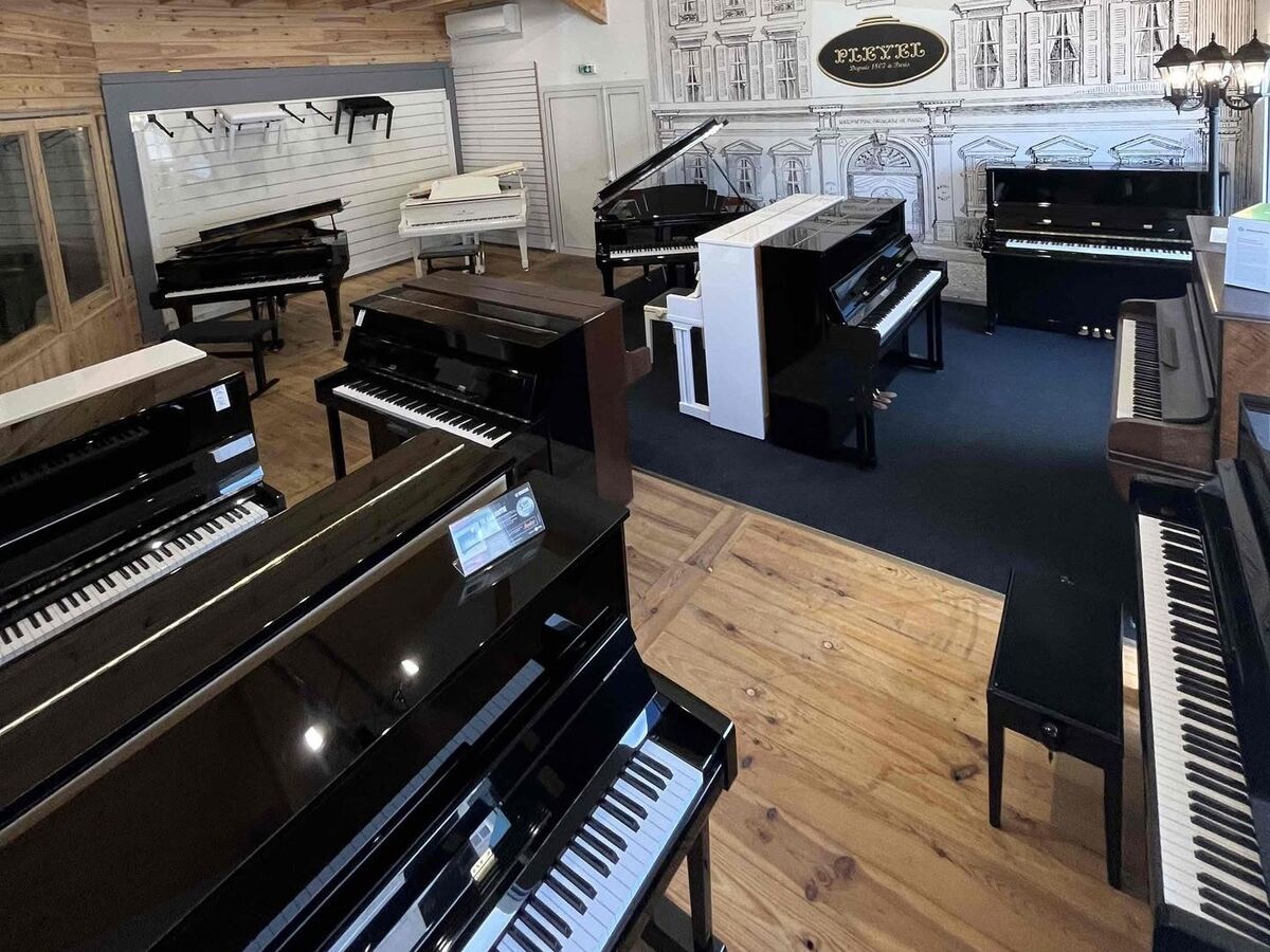 Exposition de pianos droits et à queue chez Ubico Musique à Dax, espace Pleyel