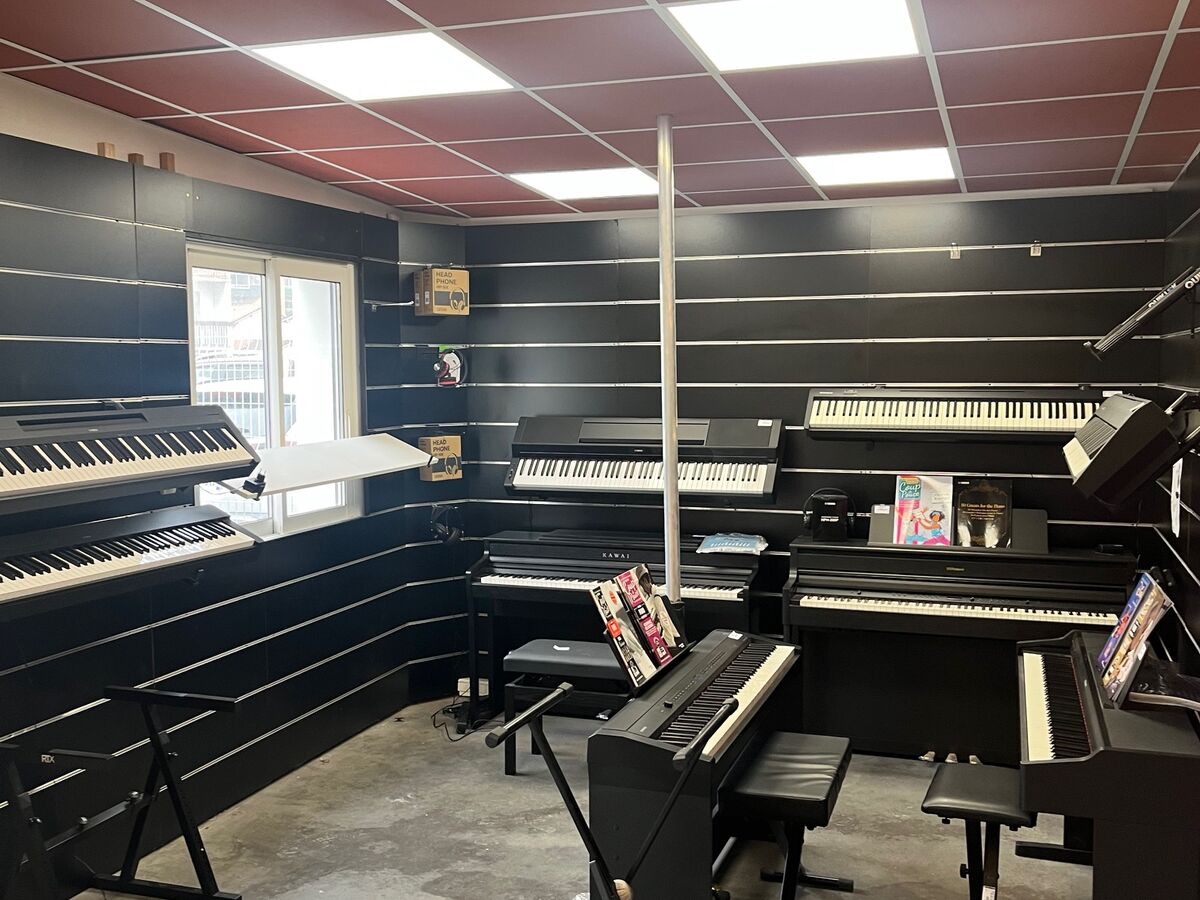 Salle des pianos numériques du magasin Ubico Musique à Dax