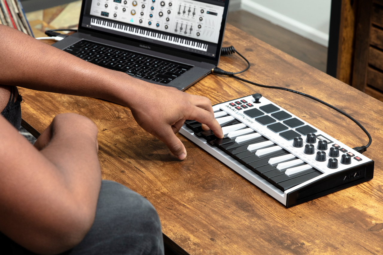 Clavier Maitre AKAI MPKMINI3WH Mini touches USB 25 touches 8 pads écran OLED