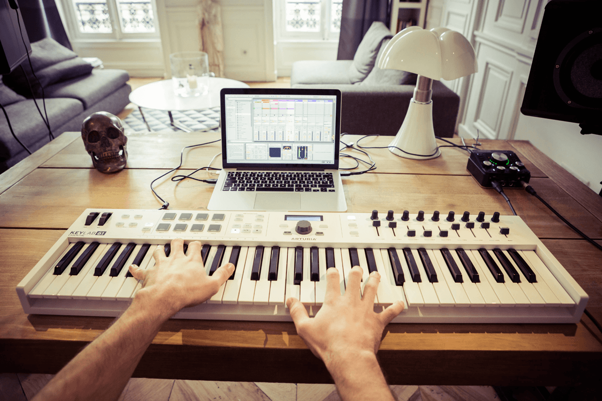 Arturia - Keylab ESSENTIAL-61 61 touches - blanc