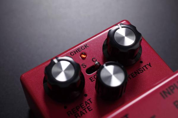 PEDALE D\'EFFET Boss DM-2W Delay