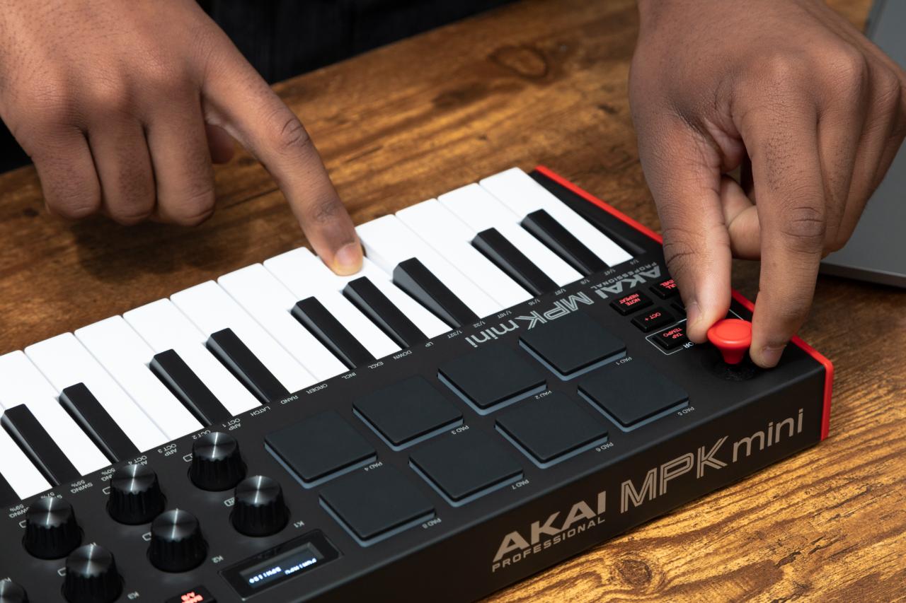 CLAVIER MAITRE AKAI MPK MINI MKIII Mini touches - USB 25 touches 8 pads écran OLED